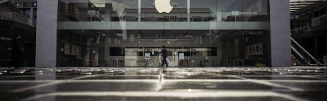 Saham Apple Anjlok Rp 10.718 Triliun Akibat Tarif Presiden Donald Trump